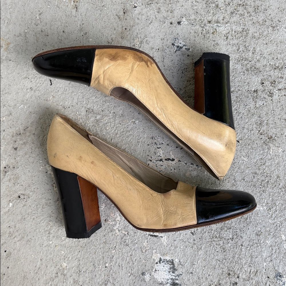 Vintage tan and black Chanel heels - Picture 2 of 8